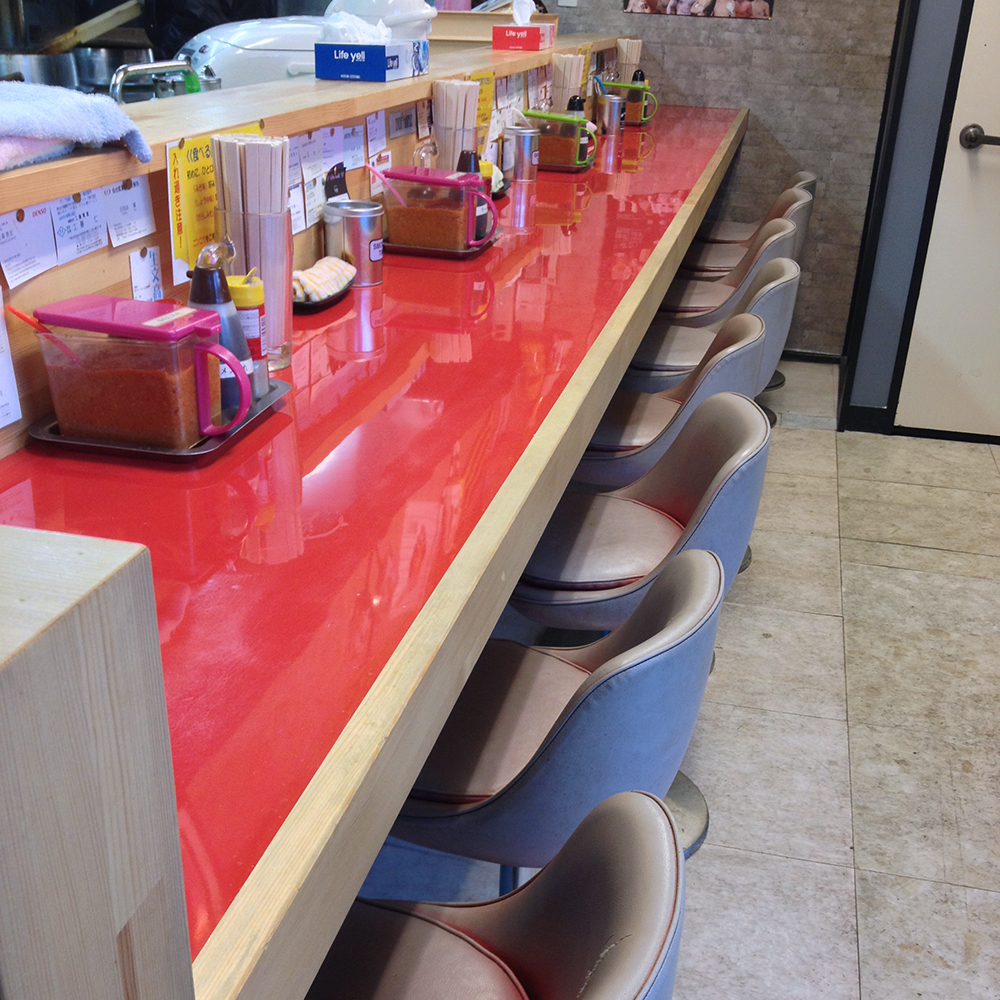 味一品ラーメン 店内 ①